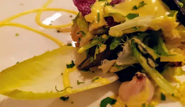 Salată caldă cu calamar și andive belgiene