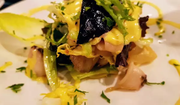 Salată caldă cu calamar și andive belgiene