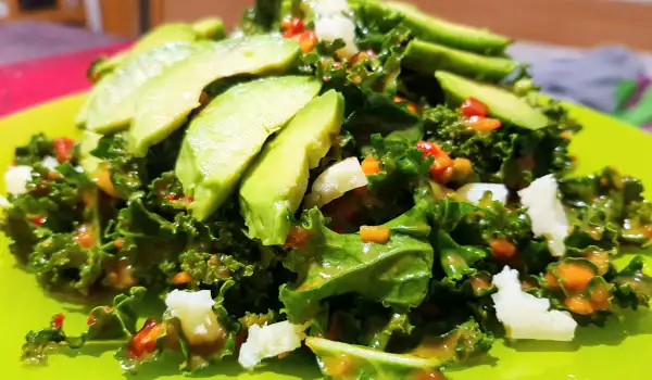 Salată cu varză kale și avocado