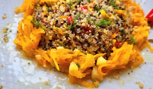 Salată caldă cu quinoa și morcovi