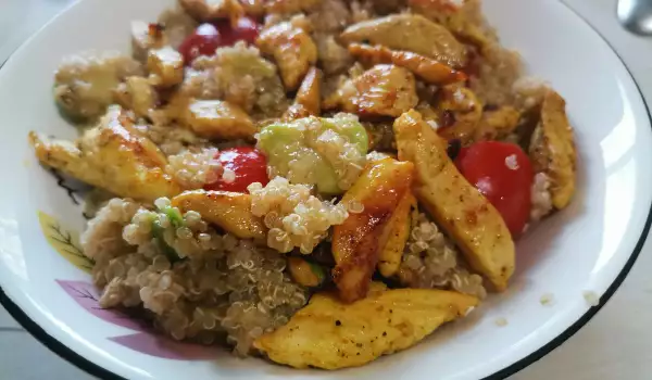 Salată cu quinoa și carne de pui