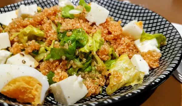 Salată de quinoa cu sos de roșii uscate