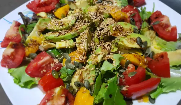 Salată verde cu mango și semințe de in