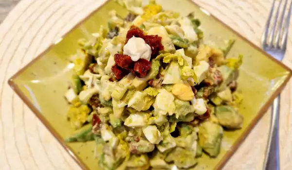 Salată festivă de ouă și avocado