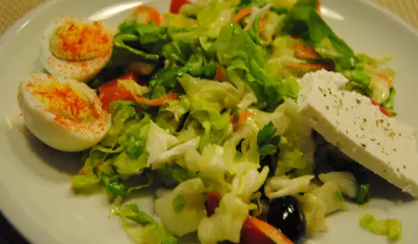 Salată de primăvară cu iceberg, spanac, ou și măsline