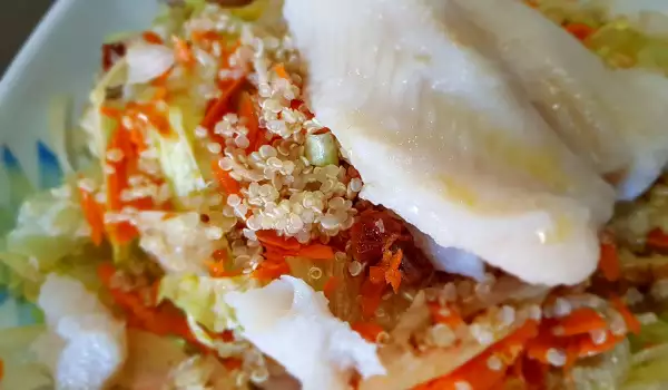 Salată cu quinoa și pește alb