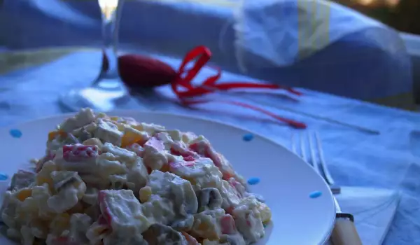 Salată cu maioneză și batoane de crab