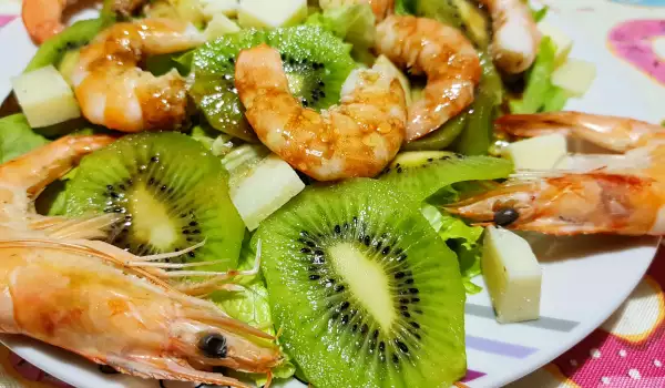 Salată proaspătă cu kiwi și creveți