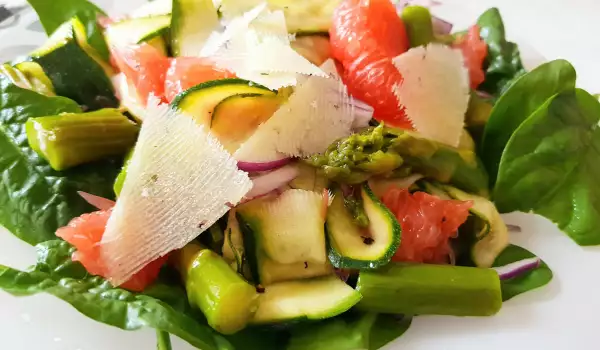Salată de primăvară cu spanac, sparanghel și grapefruit