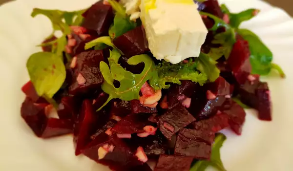 Salată cu sfeclă roșie, rucola și brânză