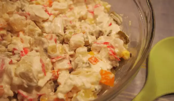 Salată cu maioneză și batoane de crab