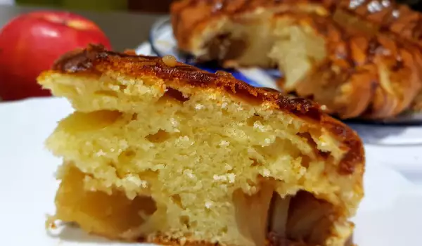 Prăjitură cu mere caramelizate și smântână fermentată