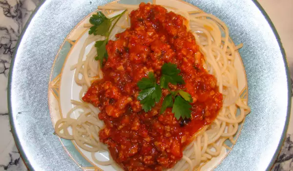 Spaghete cu carne tocată și sos de roșii