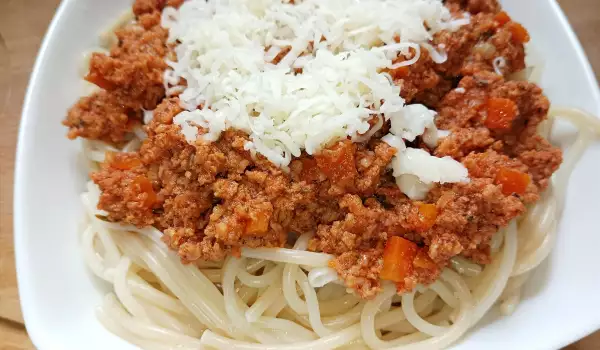 Spaghete Bolognese cu sos preparat la cuptor