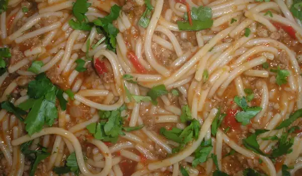 Spaghete cu carne tocată și roșii