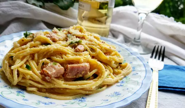 Spaghete Carbonara cu bacon și smântână