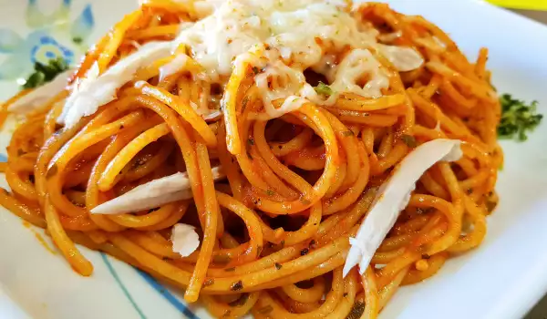 Spaghete cu pui și roșii