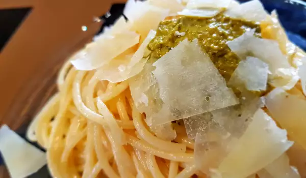 Spaghete cu sos Pesto Genovese și parmezan