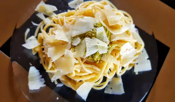 Spaghete cu sos Pesto Genovese și parmezan