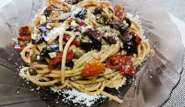 Spaghete cu roșii uscate și pesto