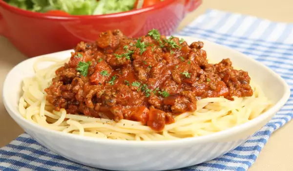 Spaghete Bolognese cu sos preparat la cuptor