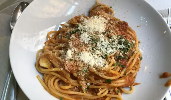 Spaghete cu anșoa și migdale