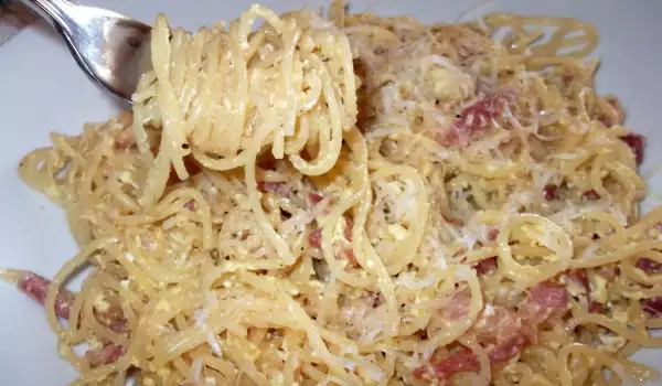 Spaghete Carbonara cu bacon proaspăt