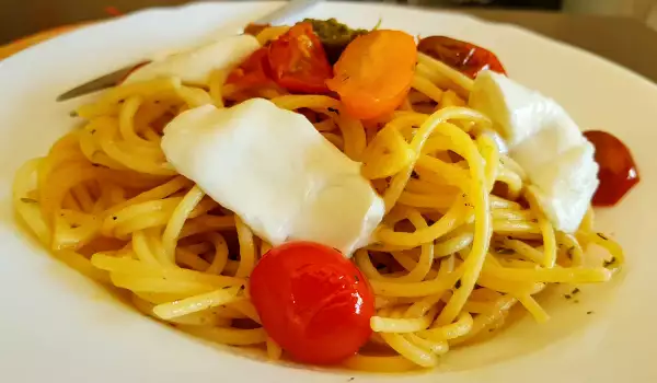 Spaghete cu roșii cherry și mozzarella