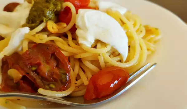 Spaghete cu roșii cherry și mozzarella