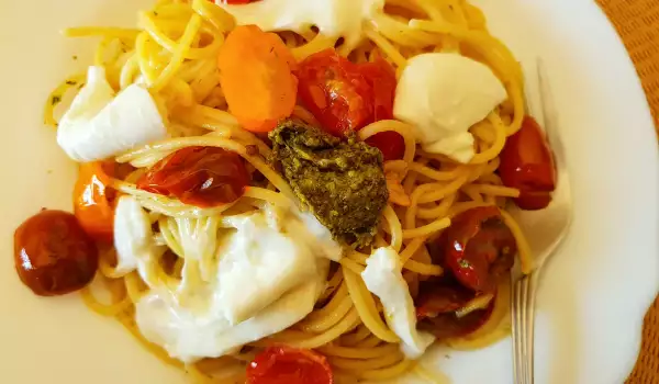 Spaghete cu roșii cherry și mozzarella