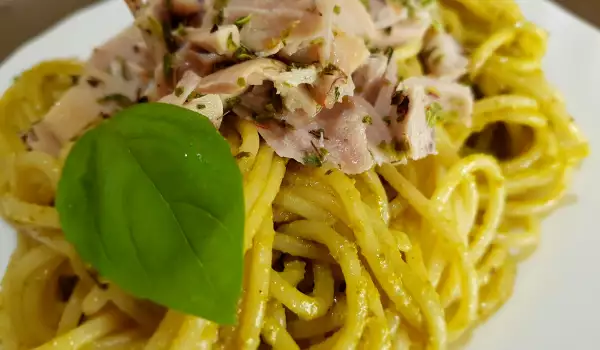 Spaghete cu pesto și carne de pui