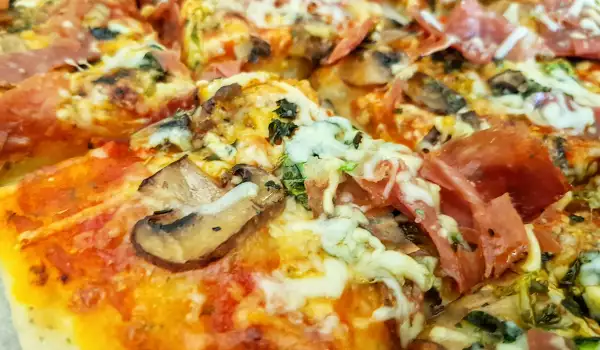 Pizza ușoară cu spanac, ciuperci și dovlecei
