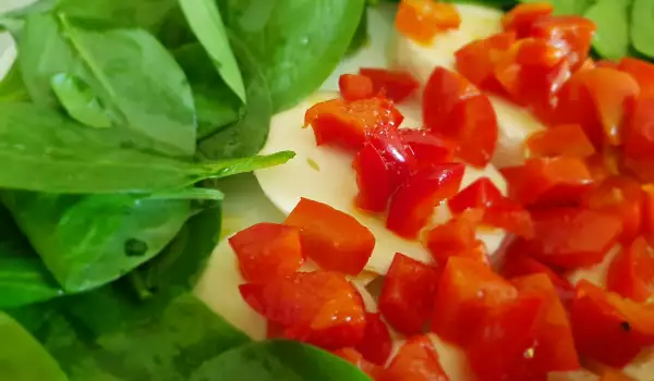 Salată de baby spanac și mozzarella, cu dressing de miere
