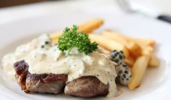 Sos de ciuperci cu brânză albastră pentru fripturi