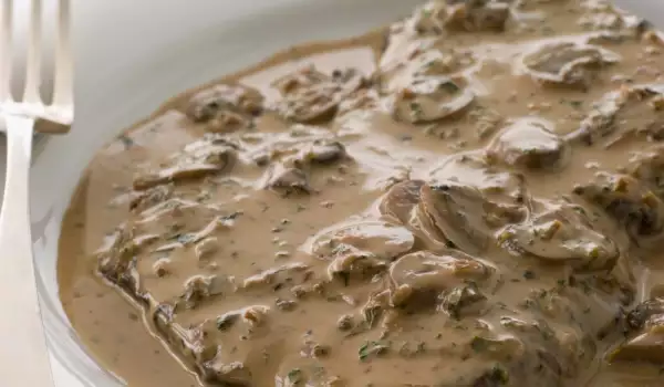 Steak cu sos de ciuperci
