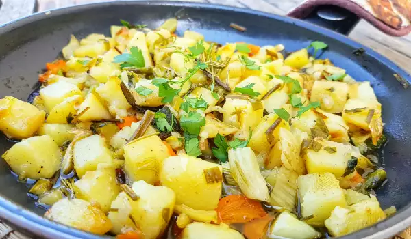 Cartofi înăbușiți cu legume