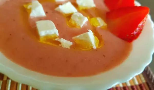 Gazpacho de căpșuni cu brânză Feta și cimbrișor