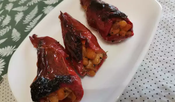 Ardei uscați, umpluți cu fasole și sos de roșii