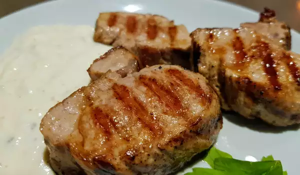 Mușchiuleț de porc la tigaia grill, cu sos de brânză albastră