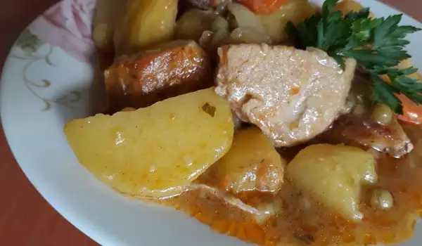 Carne de porc cu cartofi și morcovi la multicooker