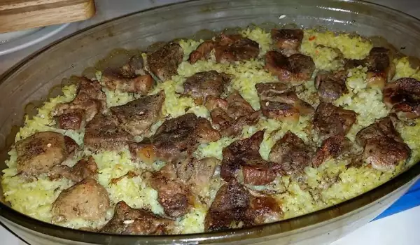 Carne de porc suculentă cu orez la cuptor