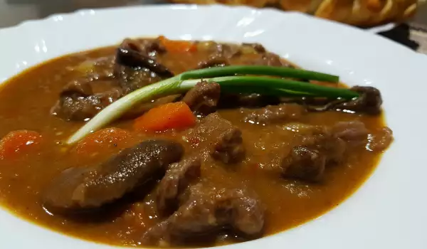 Carne de vită înăbușită, cu roșii și ciuperci