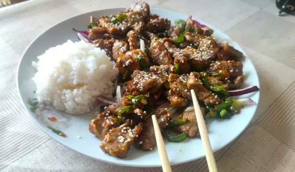 Carne de vită suculentă și fragedă în wok