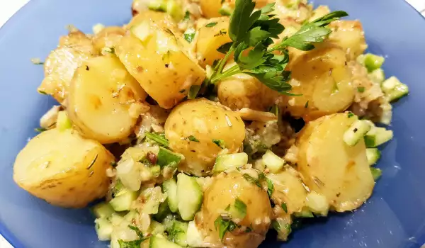 Salată caldă de cartofi proaspeți și castraveți