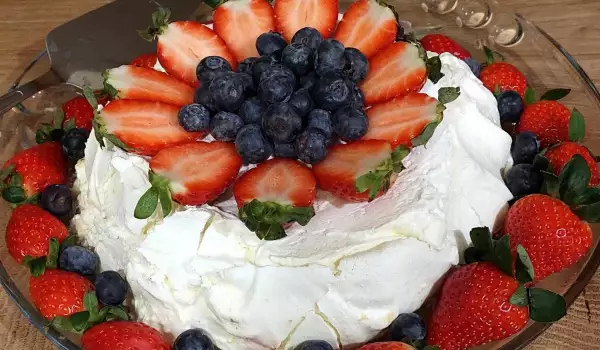 Tort Pavlova cu căpșuni și afine