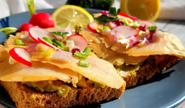 Toast cu avocado și somon
