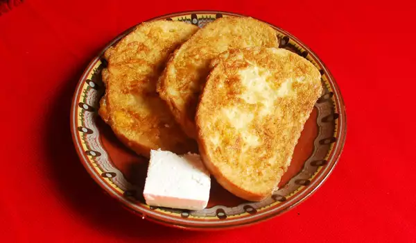 Felii de pâine, prăjite, cu iaurt