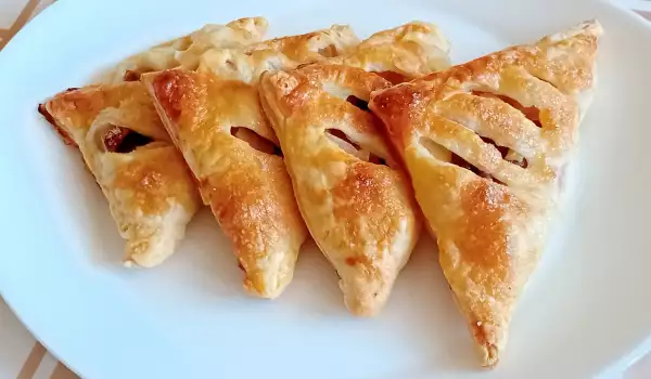 Trigoane cu mere și cremă
