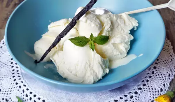 Înghețată de vanilie cu lapte condensat