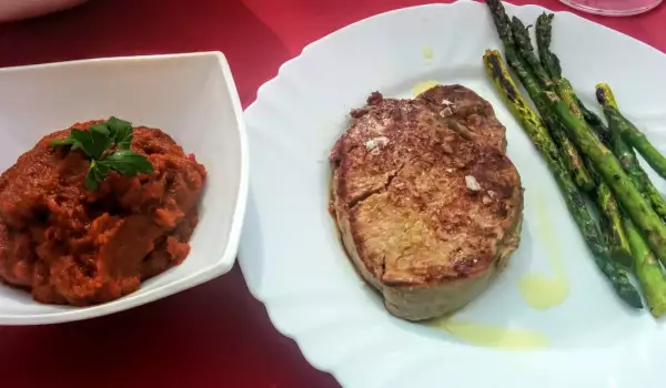 Steak de vită cu sos barbecue și sparanghel